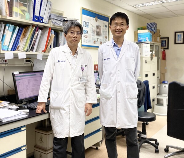幽門桿菌研究計劃主持人楊貳翔醫師(右)和研究設計人鄭修琦副院長(左)